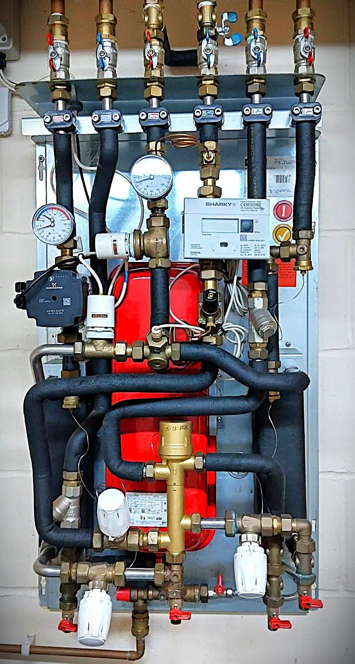Complex heating system hiurepair in london Kamo KVM with pipes and gauges