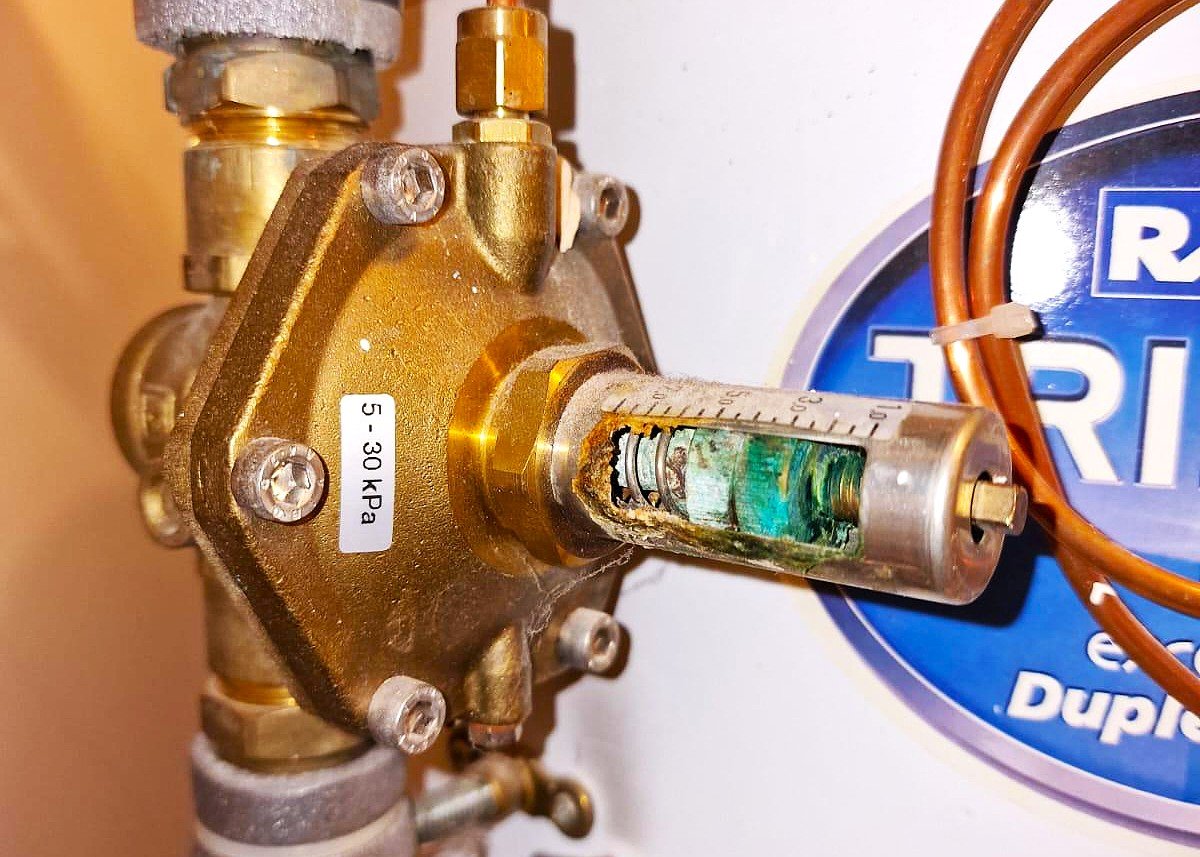 Faulty HIU plate heat exchanger in London flat Blocked HIU strainer, causing no hot water Leaking HIU valve repair